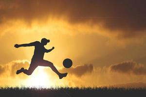 silhouet van voetballers in de avond. voetbalconcept is populair over de hele wereld. foto