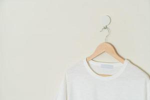 t-shirt hangend met houten hanger foto