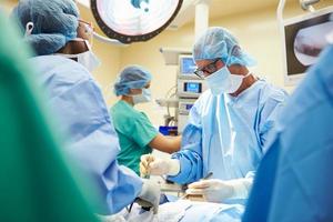 een chirurgisch team dat een patiënt opereert foto