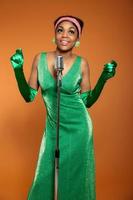 vintage soul funk vrouw zingen. zwarte Afro-Amerikaanse. foto