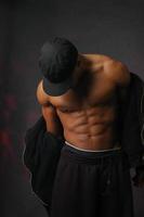 Afro-Amerikaanse man in zwarte hoodie en zweet foto