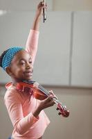 lachende leerling viool spelen in een klaslokaal