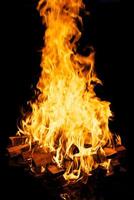 brandend brandhout foto