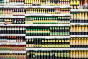 abstract vervagen supermarktschappen met verschillende kruidensausflessen voor achtergrond foto