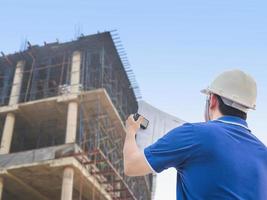 ingenieur inspecteert zijn werk op de bouwplaats foto