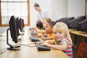 leerlingen gebruiken computers in de klas