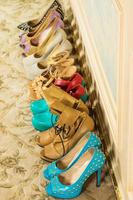 verschillende vrouwelijke schoenen op hoge hakken foto