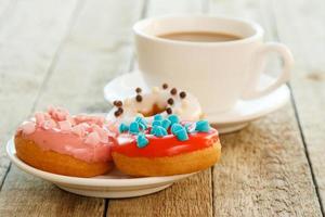kopje koffie en donuts foto
