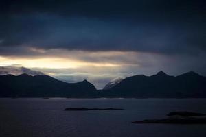 lofoten noorwegen zeezicht, ver eiland, stroomopwaartse rotsen 4 foto