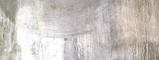 oude vuile betonnen muur als achtergrond. grijze cementpleister. muur textuur voor achtergrond. borstel krassen op de muur foto