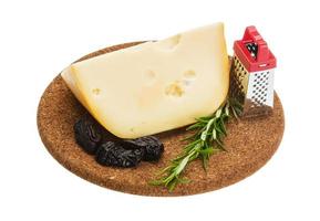 Maasdammer kaas aan boord geïsoleerd op witte achtergrond foto