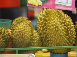 durian fruit met scherp bastvlees in de zoetgele kleur foto