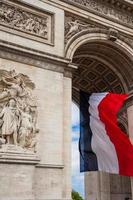 detail van triomfboog met nationale vlag van Frankrijk, Parijs, Frankrijk foto