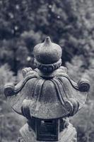 traditionele Aziatische stenen lantaarn foto