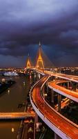 rama 9-brug in thailand. het oriëntatiepunt. het symbool is het symbool van de koning van thailand. vogelperspectief foto