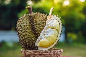 durian gerijpt en vers, durian schil met gele kleur op houten tafel. foto