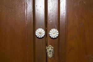 sleutels voor sloten en oude gouden teakhouten laden beschermen uw bezittingen en kostbaarheden tegen diefstal - prachtige klassieke woninginrichting. foto