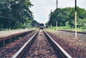spoorlijn trein die leidt van treinstation spoorweg op het platteland vintage oude filmstijl foto