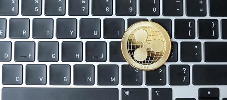 gouden cryptocurrency op toetsenbordlaptop, rimpelmunt. crypto is digitaal geld binnen het blockchain-netwerk foto