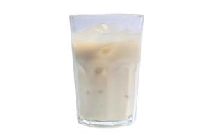 koude verse melk in een helder glas op een witte achtergrond foto