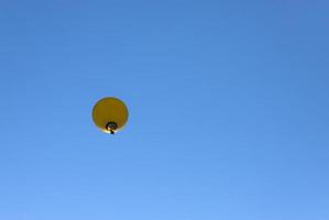 kleurrijke heteluchtballon die op hemel vliegt. foto