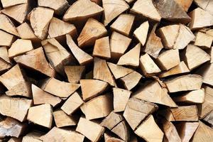 stapel brandhout foto