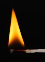 brandende lucifer geïsoleerd op zwart foto