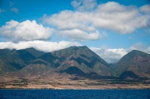 wolken boven de bergen van Maui