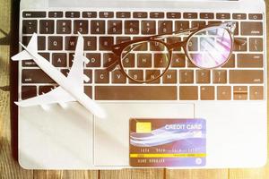creditcard op het toetsenbord van een laptop foto