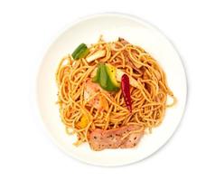 pasta carbonara. spaghetti met spek op witte achtergrond foto