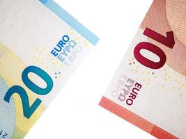 tien en twintig euro biljet op witte achtergrond foto