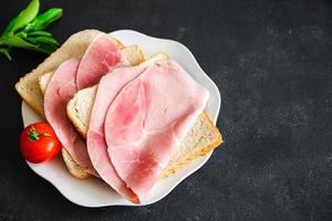 sandwich ham varkensvlees vlees worst fast food maaltijd snack op tafel kopieer ruimte voedsel foto