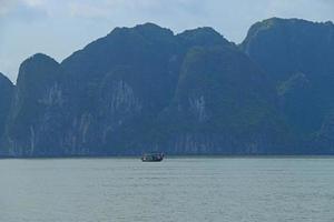 cat ba eilanden en rotsformaties vietnam foto