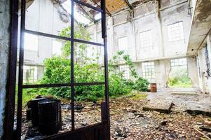 verlaten oude verwoeste industriële fabriek foto