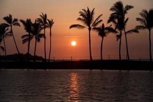 zonsondergang op het grote eiland van Hawaï foto