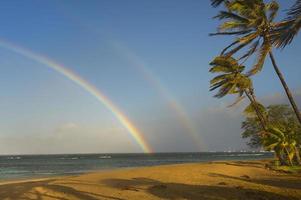 dubbele regenboog over tropische oceaan foto