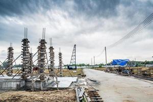 installatie van cementbekistingsframes voor nieuwbouw op bouwplaats, vastgoedontwikkeling foto