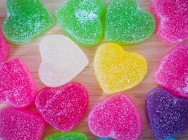 kleurrijke harten snoep op hout voor Valentijnsdag achtergrond foto