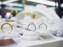 sieraden, diamanten ringen en halskettingen worden getoond in de etalage van een luxe winkel; foto