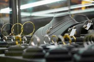 gouden sieraden diamantwinkel met ringen en hartvormige kettingen in luxe winkel foto