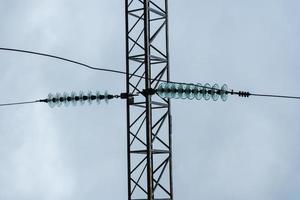 hoogspanningslijnglasisolatoren op een elektrisch onderstation. foto