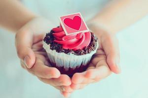 hand houden valentijnscupcake foto