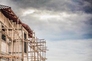 bouw residentieel nieuw huis in uitvoering op bouwplaats foto