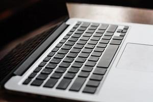 open laptop met zwart scherm op modern houten bureau