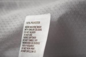 kledinglabel van polyester met wasinstructies foto