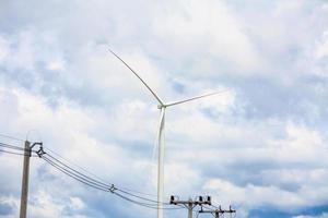 windturbines met de wolken en de lucht foto