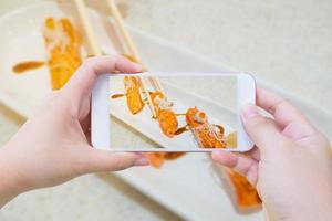 foto maken van zalmsushi in eetstokjes