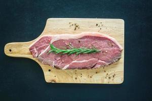rauw vlees op houten snijplank
