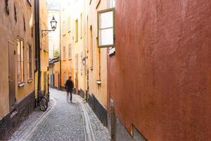 smal straatje in het oude centrum van stockholm foto
