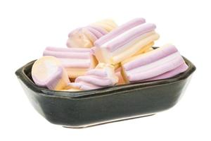marshmallow in een kom op witte achtergrond foto
